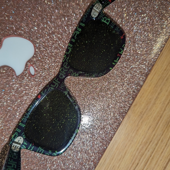 Ray-Ban Wayfarer Sunglasses - Picture 6 of 11